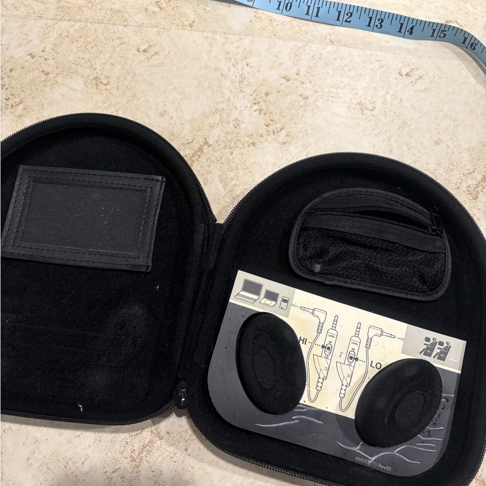 Bose QuietComfort 2 Headphones with Black Case & accessories - Picture 5 of 6